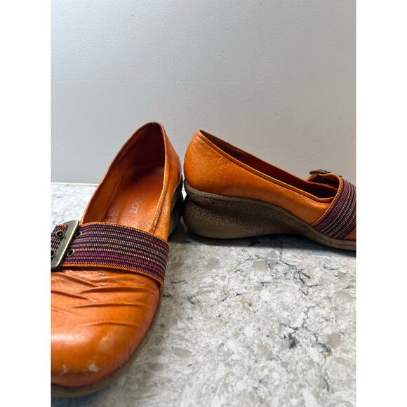 Miz Mooz Casual Leather Flats Shoes Orange w Fabric Buckle Detail Size 39 (8.5) - Picture 5 of 9